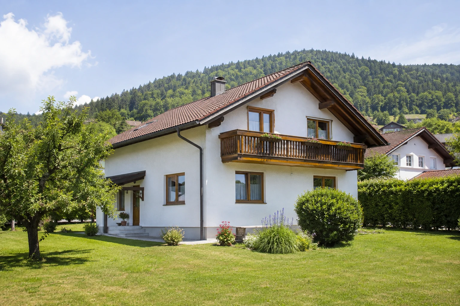 Gepflegtes österreichisches Wohnhaus mit Garten am bewaldeten Alpenrand